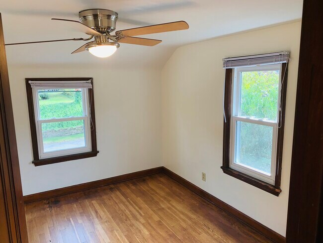 Building Photo - 1015 Willow Dr