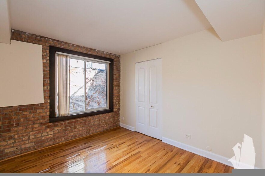 Building Photo - 1235 N La Salle Dr