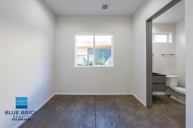 Building Photo - 5239-5241 Huntington Dr -
