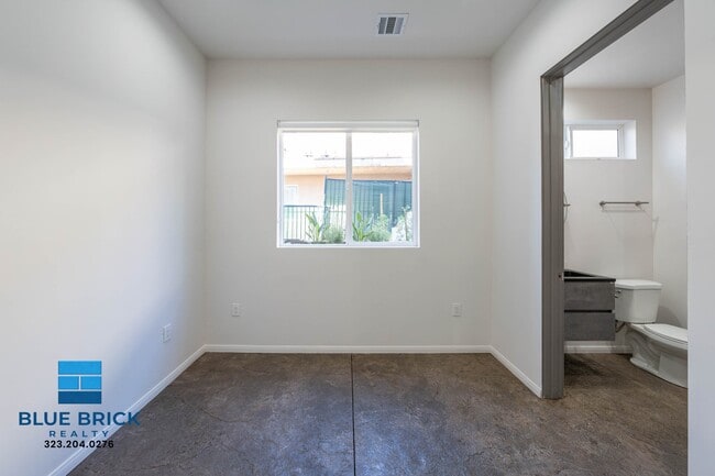 Building Photo - 5241 Huntington Dr N