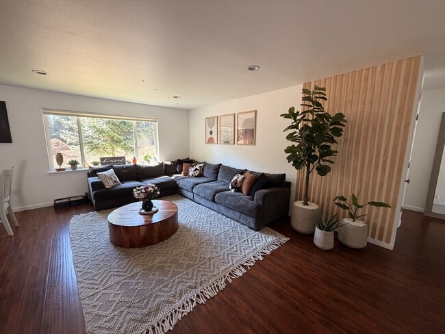 Building Photo - 323 Huppert Ln
