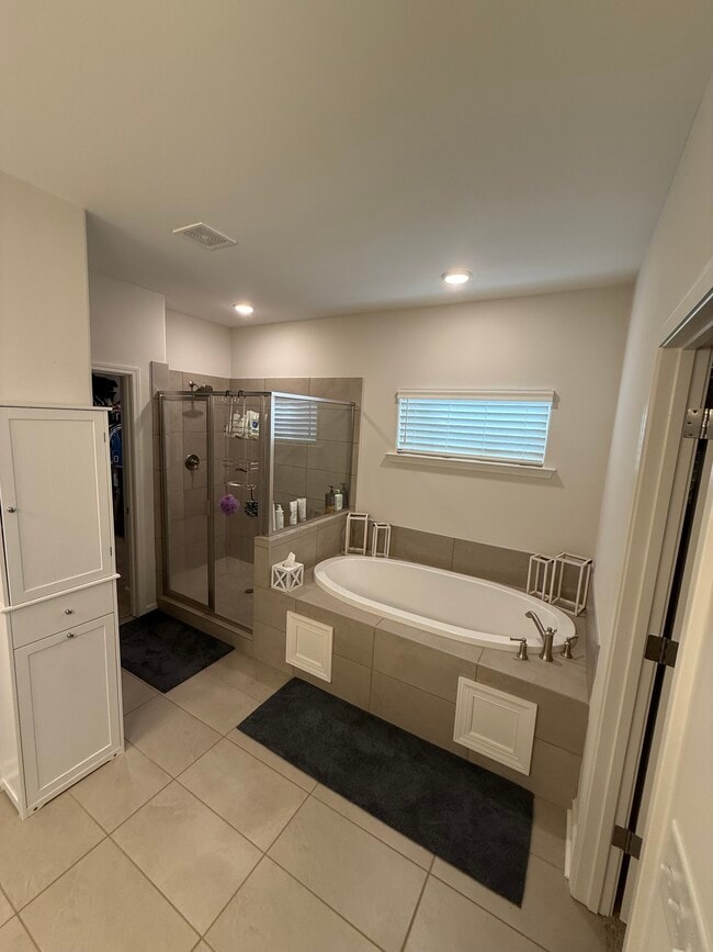 Building Photo - 430 Maple St