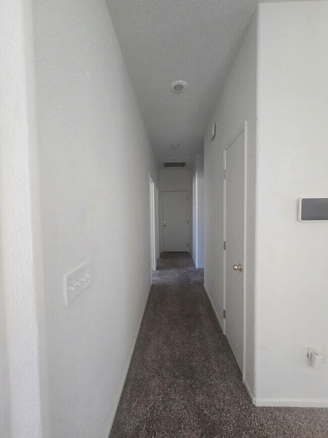 Building Photo - 3 BR 2 BA Available Now