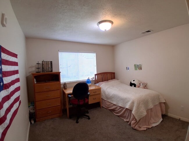 Building Photo - 1969 N Canyon Rd