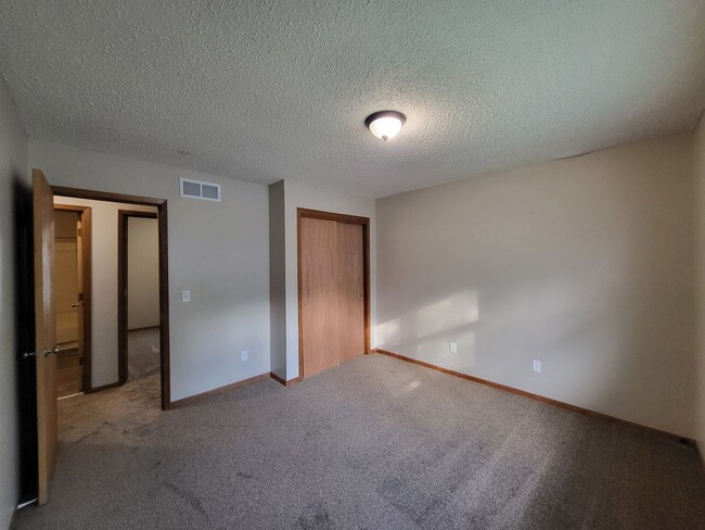 Building Photo - Spacious 4 bedroom home!