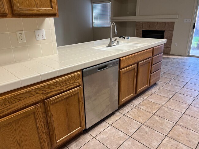 Building Photo - *** MOVE IN SPECIAL - $500.00 OFF FIRST MONTHS RENT***