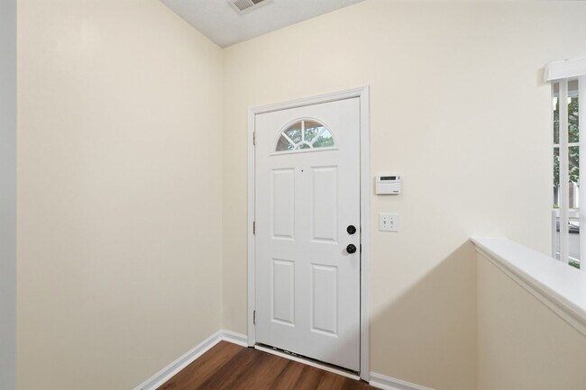 Building Photo - Beautiful Matthews Townhome with Updated Interior & Community Pool