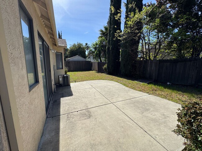 Building Photo - Three Bed, Two Bath Home with a Two Car Garage
