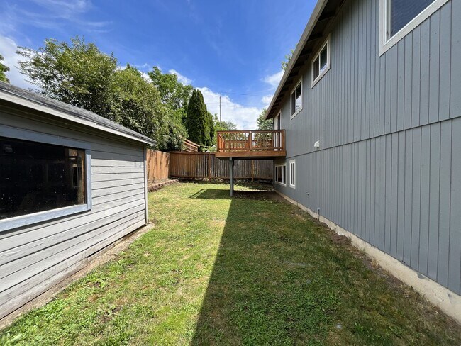 Building Photo - Spacious Milwaukie Home with Bonus Room, Large Fenced Yard and Shed/Workshop