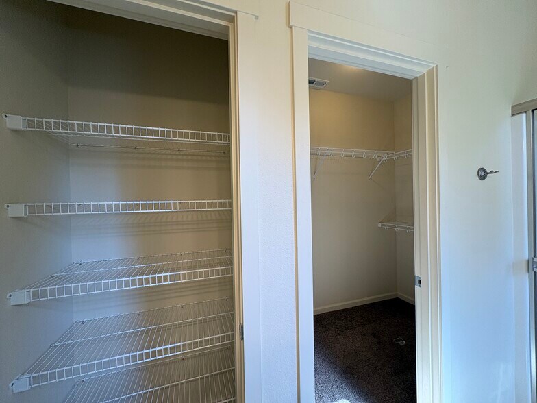 Building Photo - 1419 Springwater Ave