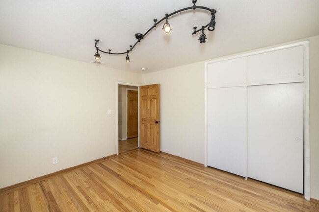 Building Photo - Spacious 3 Bed, 2.5 Bath Home in Quiet Neighborhood w/ AC + Pool!