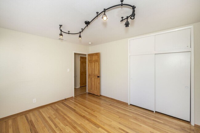 Building Photo - Spacious 3 Bed, 3 Bath Home in Quiet Neigh...