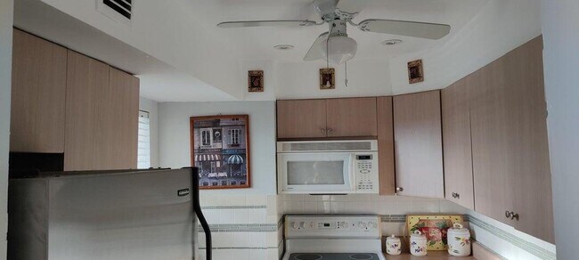 Building Photo - 715 Lori Dr