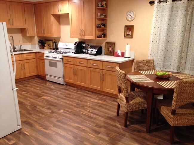 Building Photo - 6443 Oak Ave