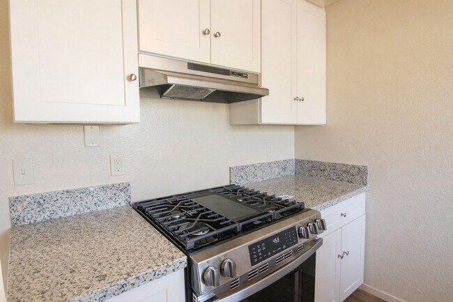 Building Photo - Recently Renovated, Single-Level 2-Bedroom Apartment with Small Fenced Yard.