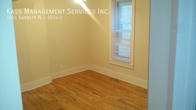 Building Photo - Very Spacious Apartment Near Northwestern ...