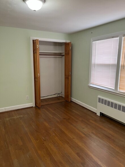 Building Photo - 47 Quaker Ln S