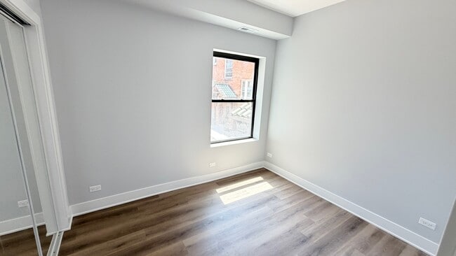Building Photo - 4830 W Belle Plaine Ave