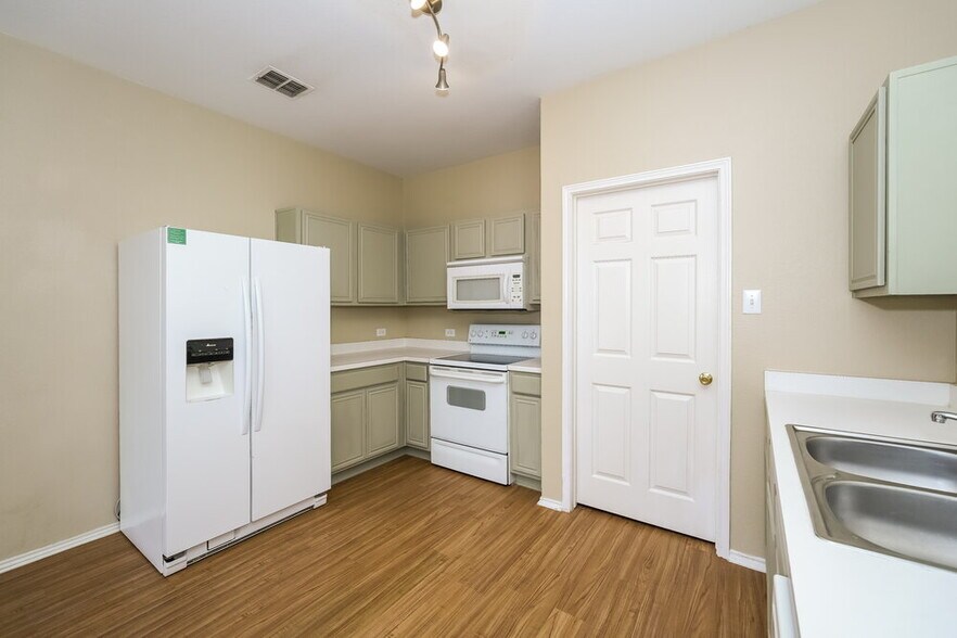 Building Photo - 2808 Lynx Ln