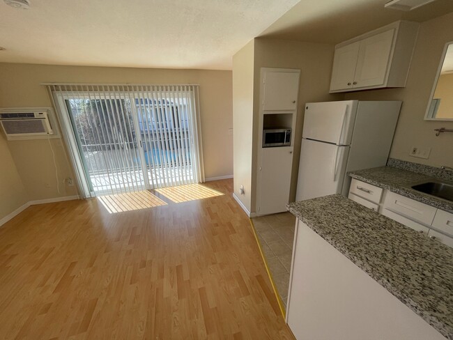 Building Photo - 1 bedroom 1 bath updated, upstairs unit-lo...