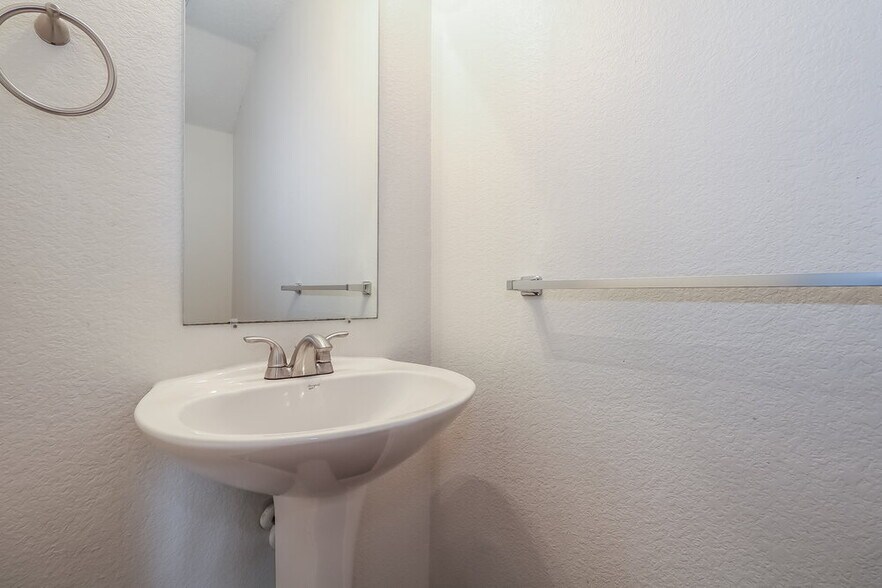 Building Photo - 607 Almandora Dr