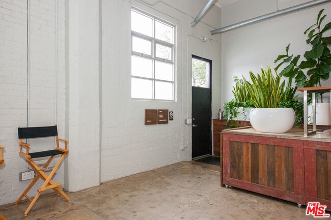 Building Photo - 530 Molino St