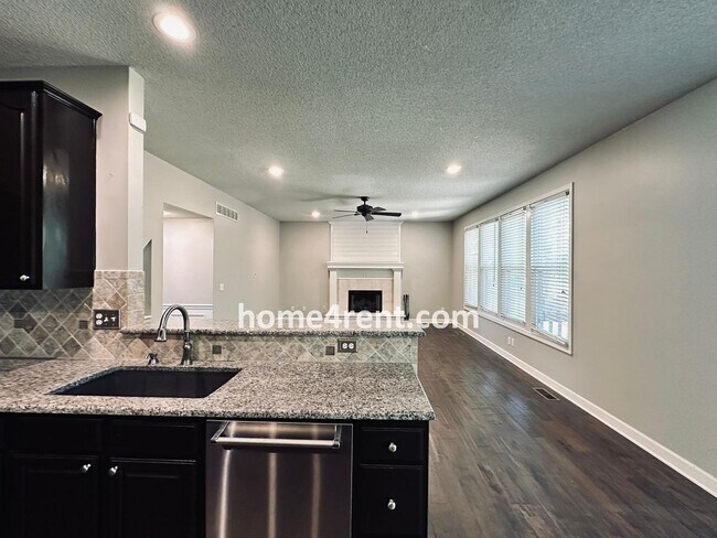 Building Photo - Elegant Cul-de-Sac Retreat with 5th Bedroo...