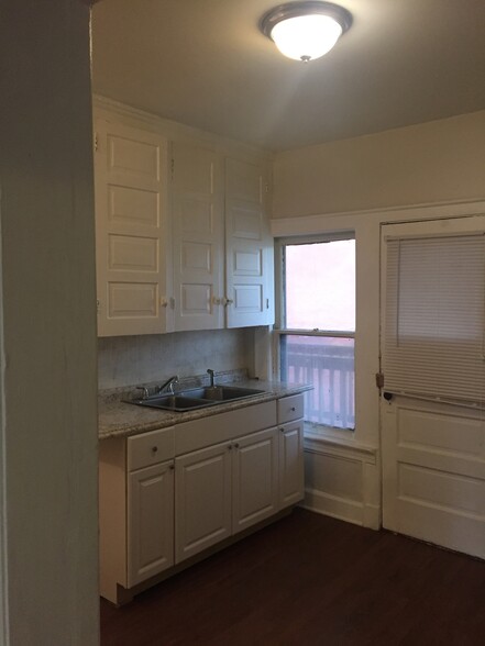 Kitchen - 10000 Lamont Ave