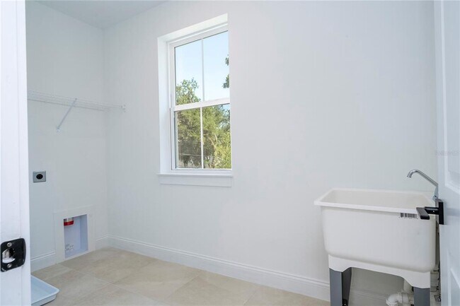 Building Photo - 2180 Forest Cir