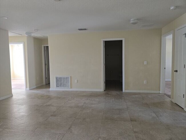 Building Photo - Amazing 4 Bedroom + Office/Bonus Room, 2 1...