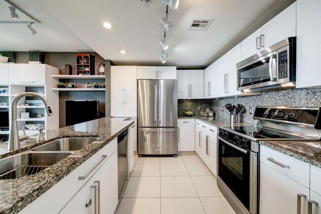 Building Photo - 801 E Beach Dr
