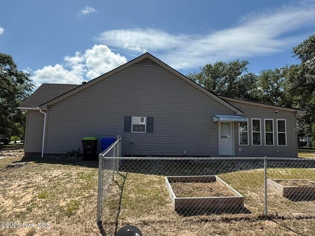 Building Photo - 1308 E Oak Island Dr