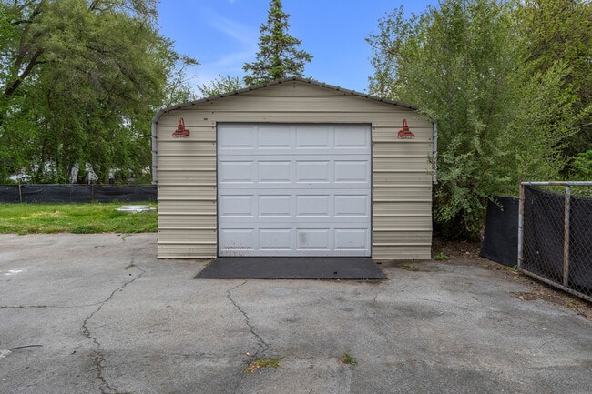 Building Photo - 2331 Deerfield Ct