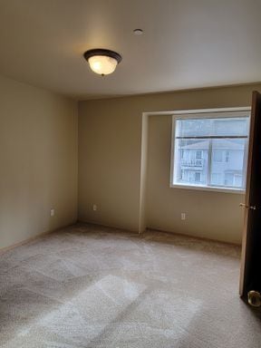 Building Photo - Lovely Silver Lake Townhome with Garage- AVAILABLE NOW