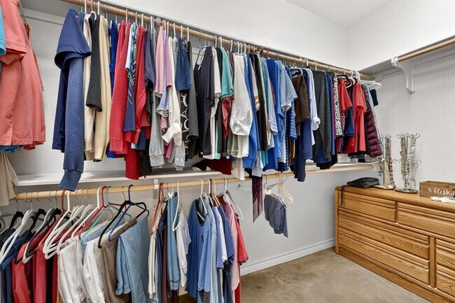 Building Photo - 606 Rogart Dr