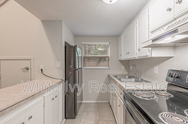 Building Photo - 26620 Primrose Ct