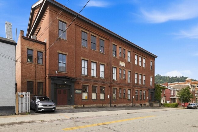 Building Photo - *Beautifully Updated & Unique 1BD/2BA Condo Unit Available in South Side*