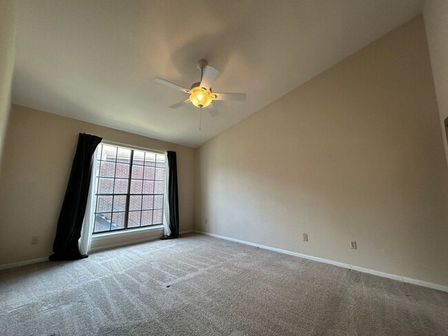 Building Photo - well-kept condo features 2 spacious bedroo...