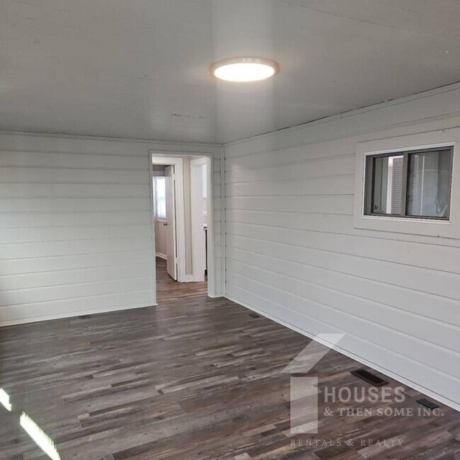 Building Photo - 250 Kirkland Ave