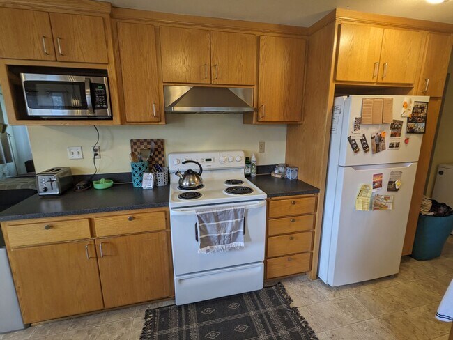 Building Photo - Cherry St Duplex