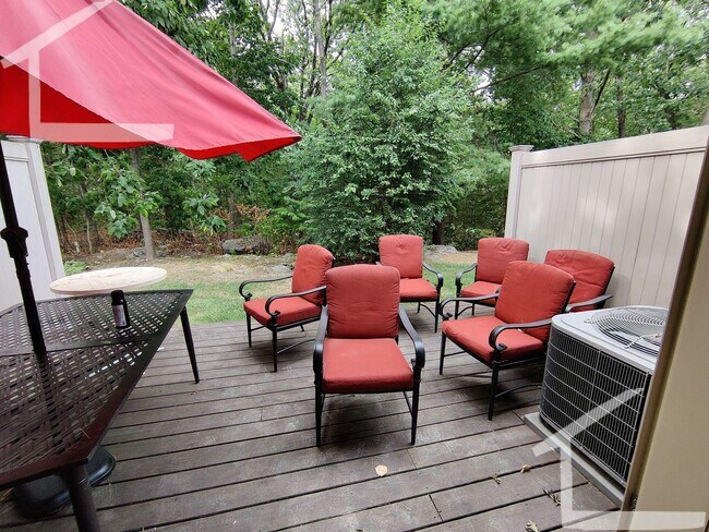 Building Photo - Great Condo-Style 2.5 bedroom Available Feb 1, 2026