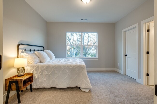 Building Photo - Harding Townhomes