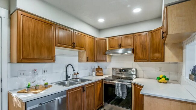 Building Photo - Charming Craftsman-Style Home in Boise 837...