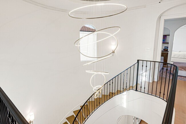 Building Photo - 2706 Tudor Manor