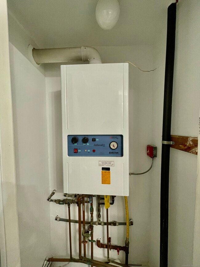 Building Photo - 92 W Main St