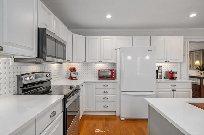 Building Photo - Spacious 5-Bedroom Home with Backyard Oasi...