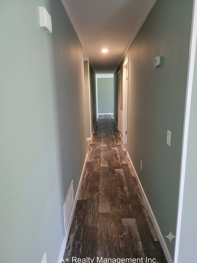 Building Photo - Move-in by AUGUST 10  ****Get 2 WEEKS FREE RENT ****