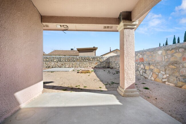 Building Photo - BEAUTIFUL EASTSIDE EL PASO HOME