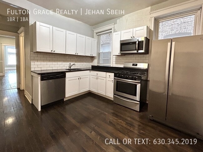 Building Photo - 910 W Addison St