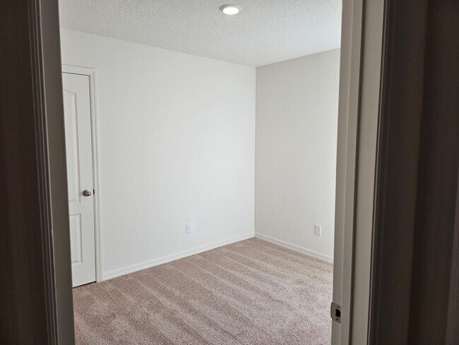 Building Photo - Great Newer Home is Palm Coast Ready for Move-In!